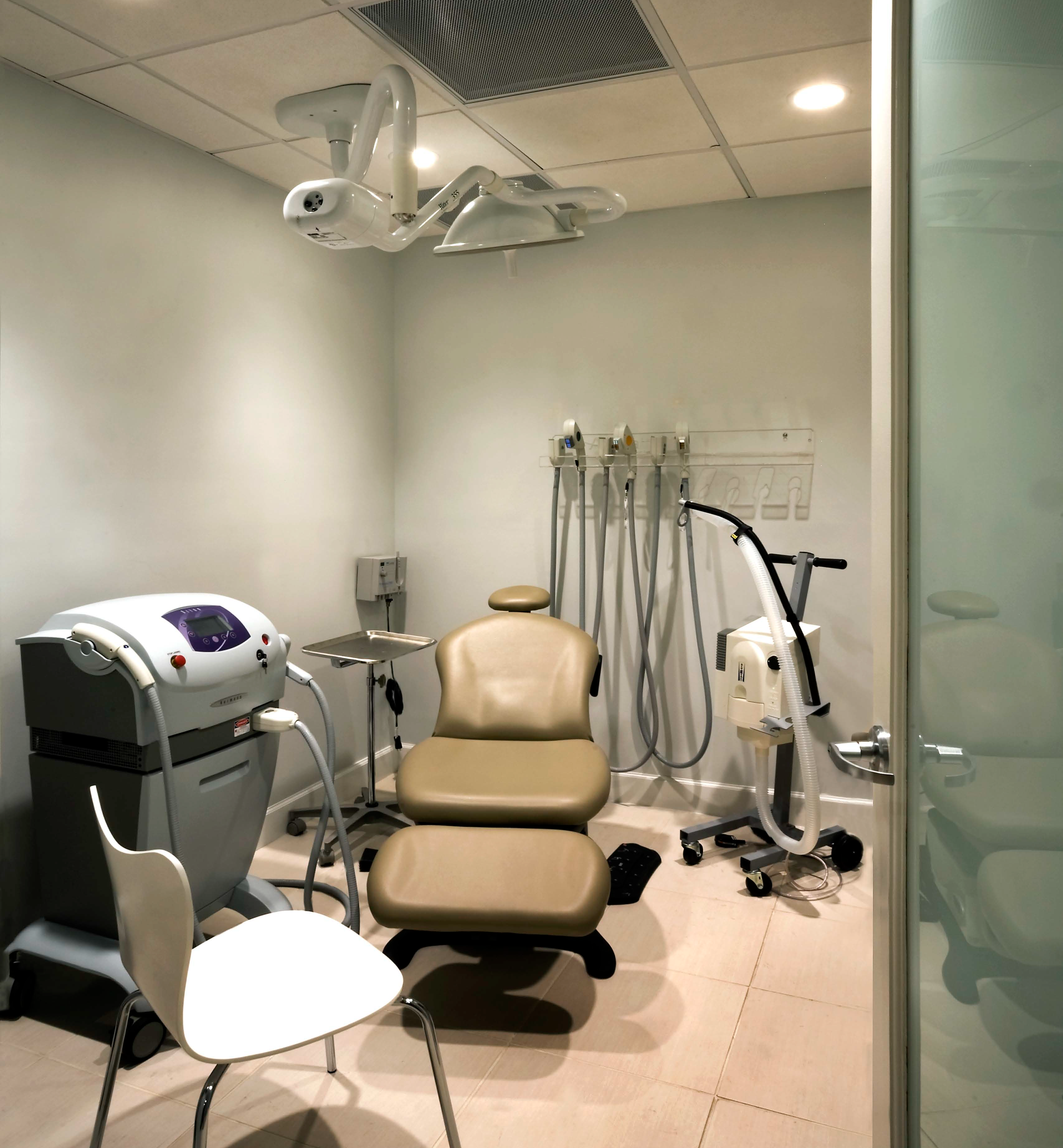 Bay Pointe laser room with a chair, table, and medical equipment.
